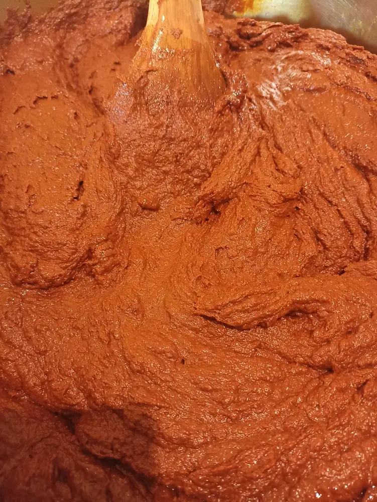 Pasta de mole coloradito recién hecha, movida con pala de madera